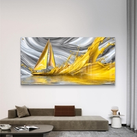 תמונת זכוכית לרוחב עם סירה ומפרש זהוב בתנועה דרמטית על רקע גלים אפורים