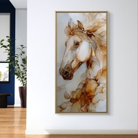 תמונת קנבס לאורך עם ראש סוס אצילי בגווני לבן, חום וזהב בעיצוב אמנותי יוקרתי