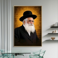 תמונת קנבס של רב יהודי מכובד עם זקן לבן וכובע שחור, עומד על רקע זהוב מעוטר, מקרינה רוחניות וחום.