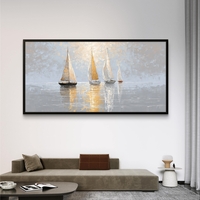 תמונת קנבס לרוחב עם סירות מפרש על ים שקט בגווני זהב, שמנת ואפור עם השתקפות עדינה במים