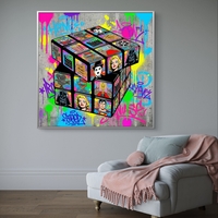 תמונת קנבס מרובעת בסגנון פופ ארט עם קובייה תלת־ממדית מלאה בדמויות אייקוניות וגרפיטי צבעוני, מסר של יצירתיות ומוטיבציה