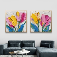 זוג תמונות קנבס מרובעות עם פרחים צבעוניים בגווני ורוד, צהוב וכחול, בהדפסה חלקה לעיצוב קיר מודרני ושמח.