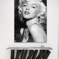 תמונת זכוכית של מרלין מונרו בעיצוב יוקרתי בשחור־לבן, הדפסה חלקה ומדויקת מבית תכשיט לבית – NEXTGEN BY BAR.