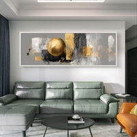 אמנות מודרנית בגווני שחור, לבן וזהב לקיר סלון יוקרתי.