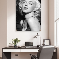 תמונת זכוכית של מרלין מונרו בעיצוב יוקרתי בשחור־לבן, הדפסה חלקה ומדויקת מבית תכשיט לבית – NEXTGEN BY BAR.