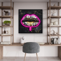 תמונת LED שפתיים פרחוניות על רקע שחור וזהב – הדפס משודרג עם מריחות צבע, מופעלת על סוללות עם שלט רחוק