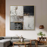 אמנות קיר מרובעת בגווני שחור לבן וזהב לעיצוב יוקרתי.