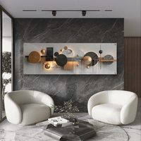 תמונת זכוכית פנורמית גאומטרית בגווני שחור, זהב ועץ בעיצוב מודרני, מינימליסטי ויוקרתי לקיר הבית