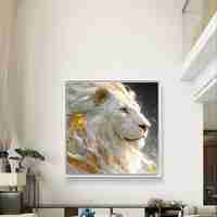 תמונת קנבס מרובעת של אריה לבן אצילי עם רעמה זהובה על רקע כהה יוקרתי