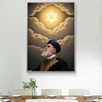 תמונת קנבס המציגה רב מביט מעלה לעבר מגן דוד זוהר בתוך שמיים מעוננים, בגוונים חמים של זהב ושחור.