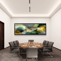 ציור קיר רחב בסגנון אבסטרקט מודרני עם שכבות גליות בירוק ובזהב