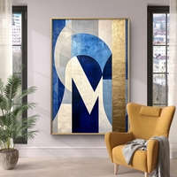 תמונת קנבס גאומטרית עם אות M מודגשת בגווני כחול כהה, שמנת וזהב, בסגנון מודרני-יוקרתי, מודפסת באיכות חלקה לבית מעוצב