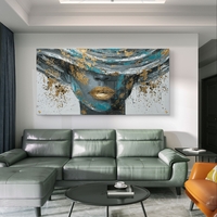 תמונת זכוכית לרוחב עם דיוקן אישה אומנותי בגווני טורקיז וזהב לעיצוב סלון יוקרתי