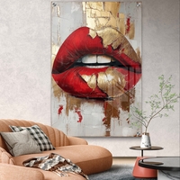 תמונת זכוכית עם שפתיים אדומות ונגיעות זהב בעיצוב מודרני, נועז ויוקרתי לקיר הבית