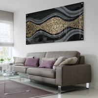 תמונת זכוכית רוחבית בגווני שחור ואפור עם מסלול אבני זהב מעוצב – תכשיט לבית