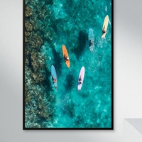 תמונת קנבס גלים של חופש – ארבעה גולשים מעל ים טורקיז צלול, מתוך קולקציית NEXTGEN BY BAR של תכשיט לבית, בהדפסה חלקה ואיכותית לעיצוב מודרני.