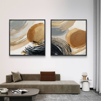 זוג תמונות קנבס מרובעות בסגנון מופשט עם מעגלים וקווים בגווני זהב, שחור ובז’ בעיצוב מודרני ויוקרתי