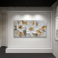 תמונת זכוכית לרוחב של שני פרחים בלבן וזהב בעיצוב אומנותי יוקרתי עם הדפסה חלקה ללא תבליט