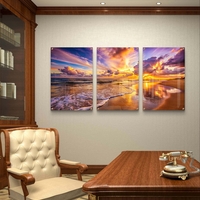 שלישיית תמונות זכוכית של חוף ים בשקיעה עם שמיים צבעוניים והשתקפות על החול, עיצוב יוקרתי לסלון