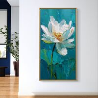 תמונת קנבס לאורך עם פרח לבן פתוח על רקע טורקיז בעיצוב אמנותי רגוע