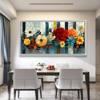 תמונת קנבס לרוחב עם פרחים צבעוניים בגווני אדום, כתום ושמנת על רקע מודרני בגווני כחול וזהב.