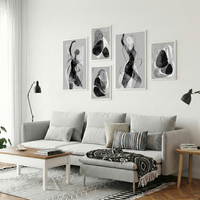 קיר גלריה מודרני עם תמונות קנבס מינימליסטיות בגווני שחור ואפור