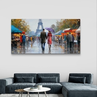 תמונת זכוכית לרוחב עם זוג מטייל בפריז בגשם, מגדל אייפל ברקע ועיצוב רומנטי ויוקרתי