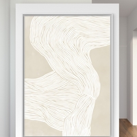 תמונת קנבס מודרנית בגווני שמנת עם קווים לבנים זורמים בעיצוב מינימליסטי מתוך קולקציית NEXTGEN BY BAR מבית תכשיט לבית.