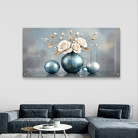 הדפסה על זכוכית של אגרטל תכלת עם פרחים לבנים וכדורים דקורטיביים מבריקים