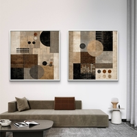 זוג תמונות קנבס מרובעות עם עיצוב גאומטרי בגווני שחור, חום ושמנת, בהדפסה חלקה ללא תבליט מקולקציית תכשיט לבית.