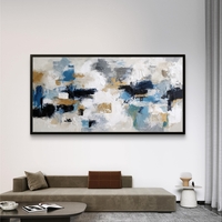 ציור קיר רחב בסגנון אבסטרקט נקי עם כתמי צבע כחולים ונגיעות זהב