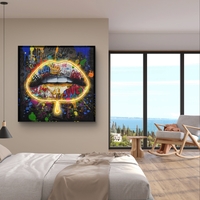 תמונת LED שפתיים גרפיטי עם זהב נוזלי – מופעלת על סוללות וכוללת שלט רחוק דגם LED1013 -מידה 83*83 ס