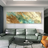 תמונת זכוכית פנורמית אבסטרקטית בגווני טורקיז וזהב עם מרקמים עשירים וזרימה טבעית בעיצוב יוקרתי לקיר הבית