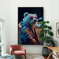 תמונת קנבס של דוב אורבני עם משקפי שמש סגולים וז’קט צבעוני על רקע עירוני בלילה