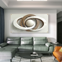 תמונת זכוכית לרוחב עם עיצוב אבסטרקטי של מעגלים חופפים וכדור מרכזי בגווני לבן וחום, בהדפסה חלקה