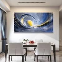 תמונת זכוכית לרוחב אבסטרקטית בגווני כחול וזהב עם ליבה זוהרת לעיצוב סלון מודרני