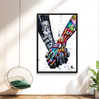 תמונת קנבס מוטיבציונית של שתי ידיים שלובות בעיצוב גרפיטי צבעוני עם מסר של חיבור, אהבה ואחדות