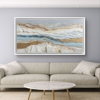 תמונת קנבס לרוחב בסגנון אבסטרקטי עם שכבות לבן ותכלת ונגיעות זהב לעיצוב סלון רגוע ויוקרתי