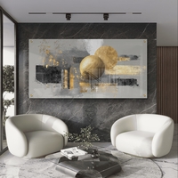 תמונת זכוכית לרוחב בעיצוב אבסטרקטי עם אלמנטים זהובים וגווני אפור מודרניים