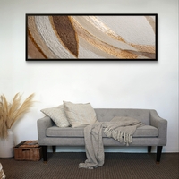 עיצוב קיר פנורמי עם קווים זורמים בצבעי שמנת, חום וזהב בהדפסה חלקה.