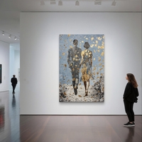 תמונת זכוכית עם זוג צועד יחד בשביל פתוח ועלי זהב מרחפים בעיצוב רומנטי ואלגנטי לקיר הבית