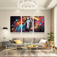 שלישיית תמונות זכוכית עם סוס אבסטרקטי וצבעים עזים בגווני טורקיז, אדום וצהוב בעיצוב מודרני ועוצמתי לסלון