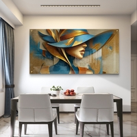 הדפסה על זכוכית של אישה אלגנטית עם טקסטורות כחול-טורקיז וזהב מטאלי, מראה גלריה מודרני