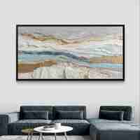 תמונת קנבס לרוחב בסגנון אבסטרקטי עם שכבות לבן ותכלת ונגיעות זהב לעיצוב סלון רגוע ויוקרתי