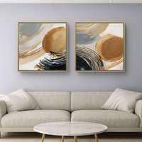 זוג תמונות קנבס מרובעות בסגנון מופשט עם מעגלים וקווים בגווני זהב, שחור ובז’ בעיצוב מודרני ויוקרתי