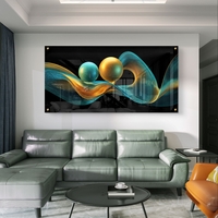תמונת זכוכית לרוחב בעיצוב אבסטרקטי עם קווים גליים וכדורים בגווני טורקיז וזהב על רקע שחור, בהדפסה חלקה לעיצוב סלון מודרני ויוקרתי.