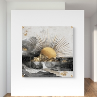 תמונת זכוכית מרובעת עם שמש זהובה וקרניים זוהרות מעל עננים כהים, בהדפסה חלקה וללא תבליט