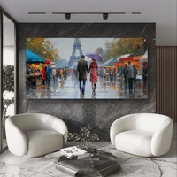 תמונת זכוכית לרוחב עם זוג מטייל בפריז בגשם, מגדל אייפל ברקע ועיצוב רומנטי ויוקרתי