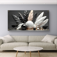 הדפסה על זכוכית עם נוצות אלגנטיות בגווני שחור, לבן ושמנת ונגיעות זהב