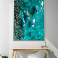 תמונת קנבס גלים של חופש – ארבעה גולשים מעל ים טורקיז צלול, מתוך קולקציית NEXTGEN BY BAR של תכשיט לבית, בהדפסה חלקה ואיכותית לעיצוב מודרני.